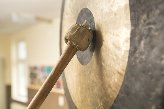 Beim Schlag des Gongs werden alle Anliegen in Ruhe und bis zu Ende geklärt.