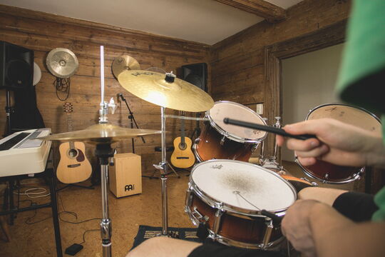 Hier können sich unsere Jugendlichen an verschiedenen Instrumenten wie Schlagzeug, E- und Bass-Gitarre oder Keyboard ausprobieren.