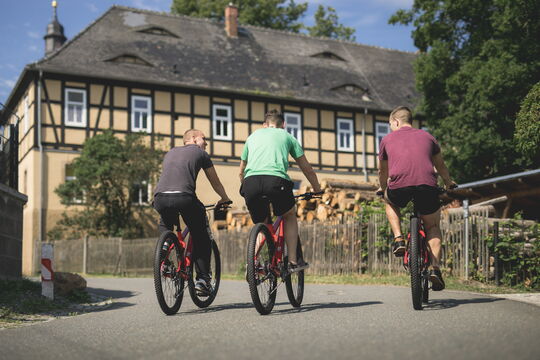 Jugendliche Bewohner aus der WG Rückersdorf biken durch Rückersdorf