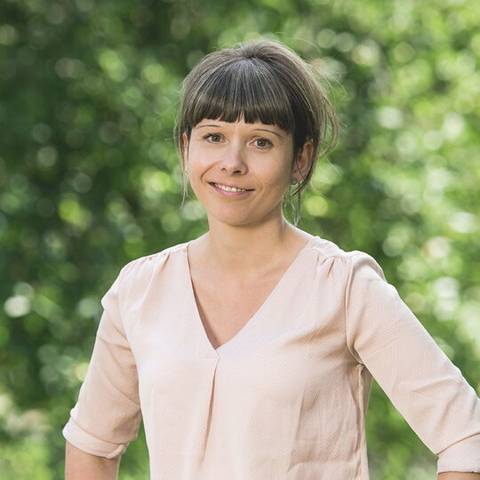 Anne Müller, stellvertretende Einrichtungsleiterin der WG Rückersdorf, mit Blick in die Kamera